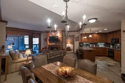 Image de Luxueux condo à côté des ascenseurs, 2 chambres à coucher principales, wifi gratuit et stationnement.