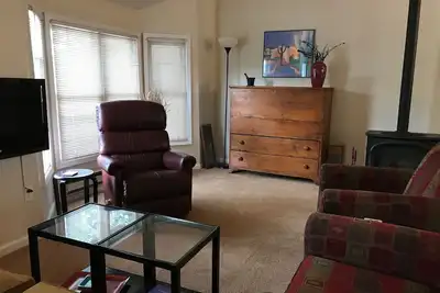 Image de Downtown C B, contemporain, ensoleillé 2br, une vue imprenable