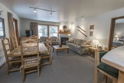 Image de Condo de luxe avec 2 chambres et 2 salles de bain.