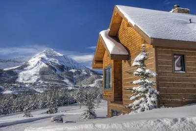 Image de Grande maison Big Sky accessible aux pistes de ski avec vue imprenable sur la montagne, bain à remous privé et cheminée