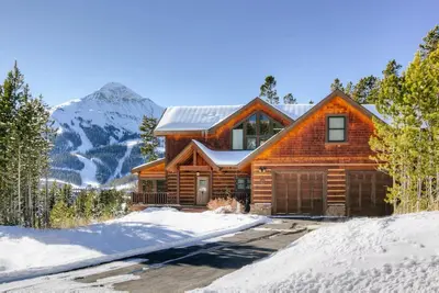 Image de Maison de luxe avec de superbes vues de Big Sky! Spa privé, salle de jeux, home cinéma, accès skis aux pieds