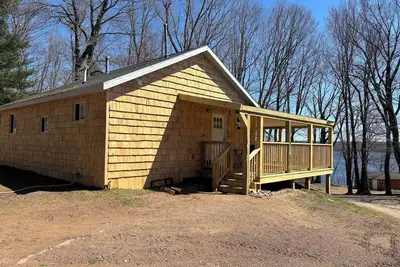 Image de 2 chambres cabine amicale pour animaux de compagnie sur la belle propriété au bord du lac