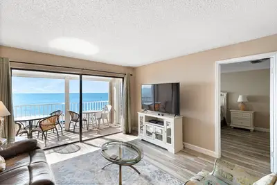 Image de Vues directes sur la plage remodelées �� John's Pass - 4e étage privé - Wifi gratuit - Beach Place 408