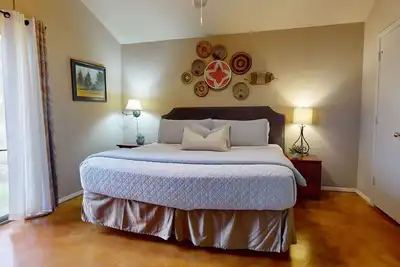 Image de Colline Spacieux Pays Condo sur la Belle T Bar M Ranch!