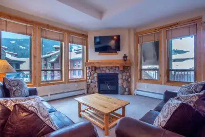 Image de Chambre spacieuse au coeur du centre du village, bain Ă remous, wifi gratuit et parking.