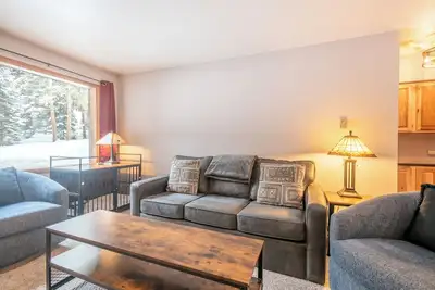 Image de Cozy Ski-in / Walk-out condo, bain à remous extérieur, wifi gratuit, et un parking, excellent rapport qualité / prix