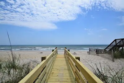 Image de \"Almost Heaven North\" - Oceanfront 4 chambres / 3 salles de bain sur l'île de Topsail, Caroline du Nord