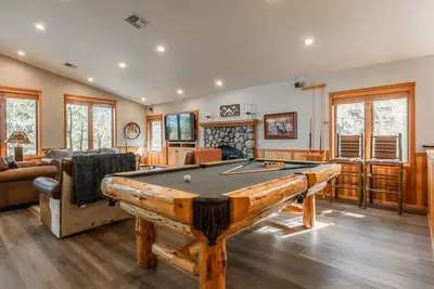 Image de Townhome spectaculaire avec une vue imprenable sur les montagnes Sherwin