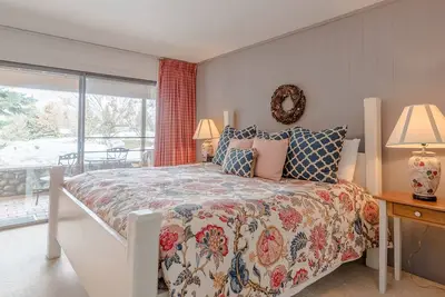 Image de Deux chambres et mezzanine pouvant accueillir jusqu'à 8 personnes avec accès à la piscine du complexe Sun Valley
