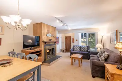Image de Cozy Ski-in / Walk-out condo, bain à remous extérieur, wifi gratuit, et un parking, bon rapport qualité-prix!