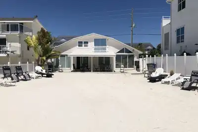 Image de Duplex en bord de mer (unité nord) avec vue imprenable et isolée sur l'océan!