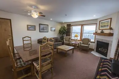 Image de Condo de luxe avec 3 chambres et 3 salles de bain.