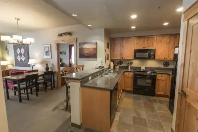 Image de Condo de luxe 2 chambres à coucher et 2 salles de bain Morning Eagle - Ski In / Ski Out