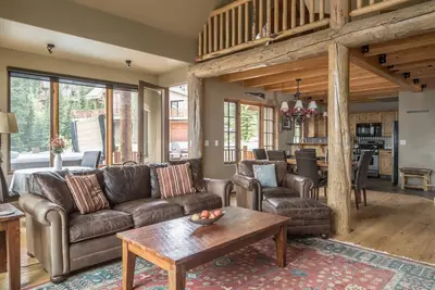 Image de Maison de montagne avec une vue imprenable et un bain à remous extérieur, parfait pour les familles!
