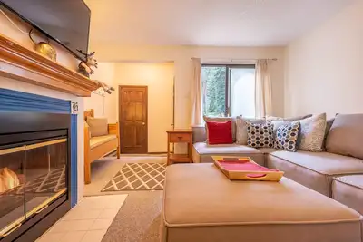Image de Cozy Ski-in / Walk-out condo, bain à remous extérieur, wifi gratuit, et un parking, excellent rapport qualité / prix