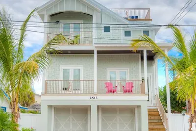 Image de Blue Water Beach House: 5+ chambres à coucher, 4. 5 salles de bain, piscine chauffée / spa, 1. 5 blocs de la plage