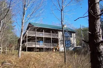 Image de Hot tub on deck Foyer au bois Mountain View