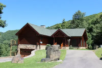 Image de Image Parfaite! Luxurious Log Home w \/ Vues Mtn, Wifi, F \/ P à gaz et table de billard!
