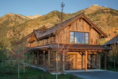 Image de Un lodge de luxe bien aménagé à la base du complexe de Jackson Hole