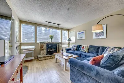 Image de Acer Vacances | Greystone Lodge Two Bedroom Luxury Ski-In Ski-Out Whistler