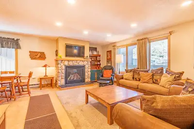 Image de Magnifique condo Ski-in / Walk-out, 9 personnes, bain à remous extérieur, wifi gratuit et parking.