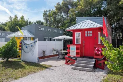 Image de Red Lifeguard Stand - Vivre grand dans une petite maison avec WiFi gratuit
