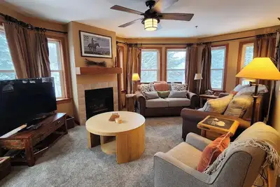 Image de Condo de luxe avec 2 chambres et 2 salles de bain.