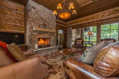 Image de Cabine de luxe Spanish Peaks avec bain à remous privé, foyer et vues spectaculaires
