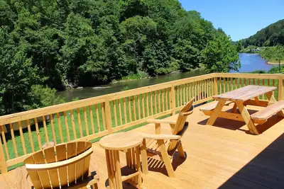 Image de Rivers Edge- avec bain à remous, première fosse, WiFi, gaz F \/ P et Ping Pong. Près de Zaloo!