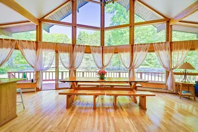 Image de Incroyable Chalet Pocono! Piscine PRIVÉE 4bd 3ba \/ Sauna \/ Firepit