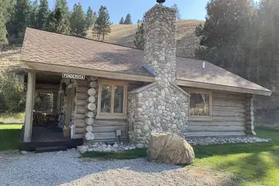 Image de Ponderosa Cabin, luxe, cabane en rondins taillés à la main sur Rye Creek près de Darby, Mt