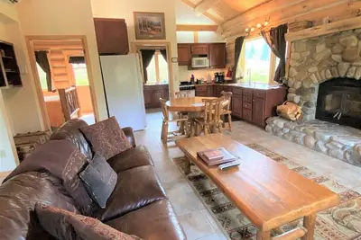 Image de Sapphire Cabin est une luxueuse cabane en rondins de bois sur Rye Creek, près de Darby, Mt