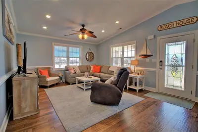 Image de Quaint Beach Cottage avec beaucoup d'extras inclus et une courte promenade de la plage!