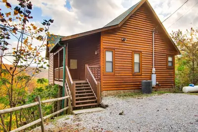 Image de La cabine est décorée de meubles de luxe pittoresques de haut en bas!