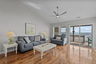 Image de \"Parrotise\" Oceanfront Duplex près de la Surf City Pier!