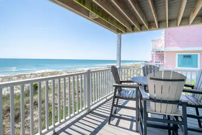 Image de Condo familial en bord de mer avec installations incroyables, accès à la piscine et à la plage, kiosques de jardin et centre de loisirs avec gymnase, piscine intérieure / jacuzzi et salons.