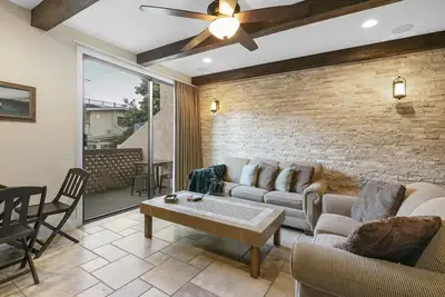 Image de Récemment rénové beau style maison de ville Condo, piscine commune et jacuzzi