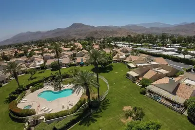Image de Bungalow style Rio Del Sol Condo w / spacieuse cour privée, Animaux friednly + Piscine, Spa