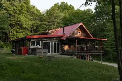 Image de Log Cabin Lodge avec piscine intérieure peut accueillir jusqu'à 16