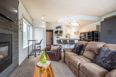 Image de Studio pouvant accueillir 4 personnes avec vue imprenable sur la montagne, bain Ă remous, wifi gratuit et parking.