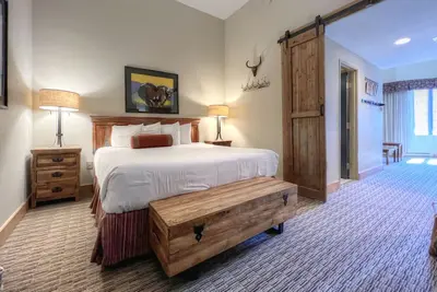 Image de Suite Pet Friendly roi Ă la base de la montagne!