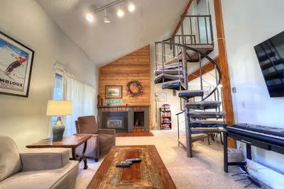 Image de 3 + Loft, pour 12 personnes! Marchez jusqu'Ă la base!
