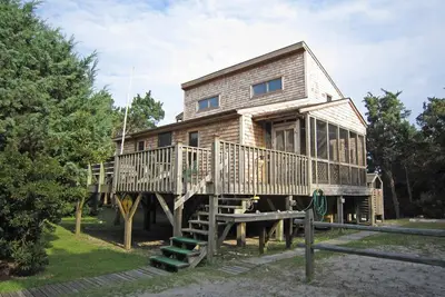 Image de Canel Cottage: Niché dans les arbres, à proximité de la zone de lancement de kayak.