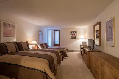 Image de Hôtel w / 2 lits queen, bon rapport qualité-prix, bain à remous, sauna, wifi gratuit et parking.