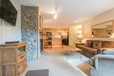 Image de Cozy Ski-in / Walk-out condo, bain à remous extérieur, wifi gratuit, parking, bon rapport qualité-prix!