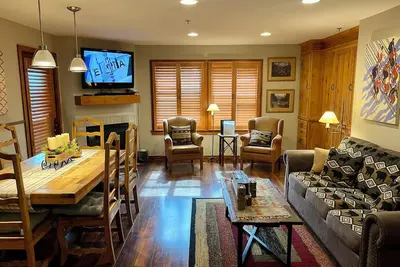 Image de Condo de luxe avec une chambre et une salle de bain.