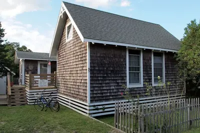 Image de Shrimp House: cottage de style côtier de la Nouvelle-Angleterre, aménagement unique.