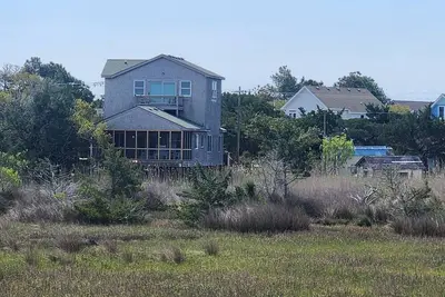 Image de Ford Cottage: Belle vue sur les marais avec une grande véranda.