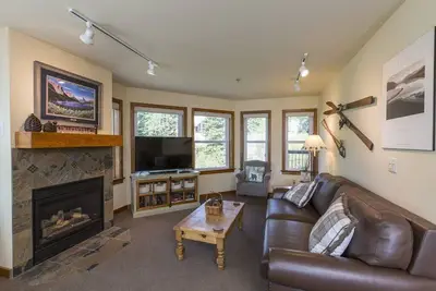 Image de Condo de luxe avec 2 chambres et 2 salles de bain.