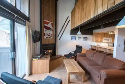 Image de Ski-in / Walk-out condo, bain à remous extérieur, wifi gratuit, et un parking.